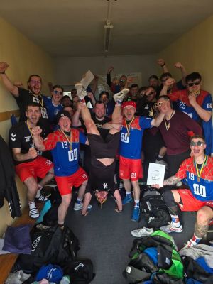 💙❤️ HEIMSIEG! 🔥
Unsere Männer I gewinnen mit 27:26 gegen den HG 85 Köthen II und krönen sich damit zum MEISTER der Verbandsliga Süd! 🏆😎
Was. Für. Ein. Spiel.
Spannung bis zur letzten Sekunde, pure Emotionen und am Ende völlig verdient der Titel! 👏🏻🔥
Geil Männer! Wahnsinns Leistung über die ganze Saison hinweg wir sind stolz auf euch! ❤️💙 

#Heimsieg #Meister #Verbandsliga #Handball #Teamliebe #Saisonfinale #Champions #Männer1 #Vereinsliebe #Spieltag #Handballliebe