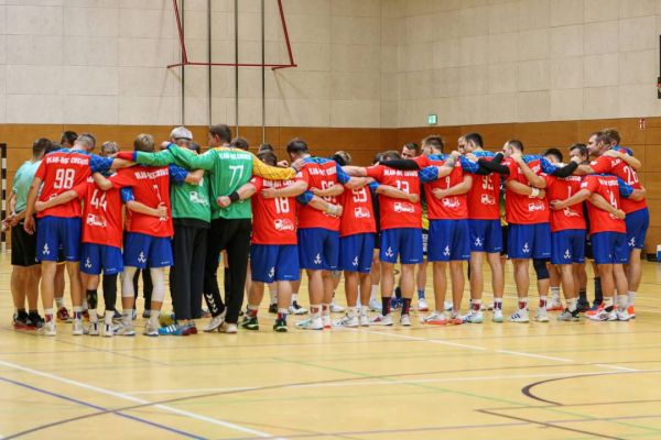 Spielbericht Anhaltoberliga Männer
💙❤️Auswärtsniederlage in Jessen💙❤️
Unsere zweite Männermannschaft unterlag am 3. Spieltag der Bezirksoberliga dem Jessener SV 53 mit 23:28 (15:11).
Die Partie begann aus unserer Sicht vielversprechend. Mit einer frühen 3:0-Führung erwischten wir den besseren Start. Anschließend fand Jessen jedoch besser in die Begegnung, glich aus und übernahm im weiteren Verlauf die Führung. Bis zur Pause setzten sich die Gastgeber auf 15:11 ab.
Nach dem Seitenwechsel hielten wir den Rückstand zunächst konstant und arbeiteten uns anschließend mehrfach bis auf zwei Tore heran. Beim 18:16 und später beim 21:19 war die Partie wieder offen und das Spiel hätte noch einmal kippen können. In dieser Phase scheiterten wir jedoch mehrfach im Abschluss. Gleichzeitig führten wiederholte Abstimmungsprobleme in der Defensive dazu, dass Jessen den Vorsprung erneut ausbauen konnte. In der Schlussphase brachte der Jessener SV den Vorsprung über die Zeit und gewann mit 28:23.
Kapitän Robin Mieth blickte bereits nach vorn:
„Wir haben gezeigt, dass wir das hohe Tempo von Jessen mitgehen können. Jetzt heißt es, im Training weiter zu arbeiten – dann bleiben die Punkte im Rückspiel in Coswig.“
Danke an alle mitgereisten Fans für die Unterstützung.
Weiter geht es am Sonntag, 27.09., um 16:00 Uhr auswärts bei Germania 08 Roßlau.