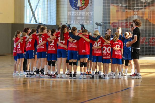 💙❤️Spielbericht | weibliche D-Jugend💙❤️

SV Blau-Rot Coswig – HSV 2000 Zerbst 18:25 (9:14)

Unsere Mädels starteten gut in die Partie und konnten das Spiel bis zur 10. Minute völlig offen gestalten. Anschließend schlichen sich jedoch zunehmend einfache technische Fehler ein. Insbesondere zu viele Fangfehler verhinderten, dass wir unser Angriffsspiel konsequent aufziehen konnten.

Hinzu kam, dass die Zerbst-Torhüterin viele unserer Abschlüsse entschärfen konnte und der Zerbster Angriff durch Übergänge einfache Tore erzielen konnten.

Insgesamt fehlt uns in solchen Spielen noch etwas die Erfahrung und Ruhe – und teilweise auch die Überzeugung, ein solches Spiel wirklich gewinnen zu können. Trotzdem haben die Mädels bis zum Ende weitergemacht und sich nicht aufgegeben.

Die Niederlage ist ein kleiner Dämpfer, aber auch ein wichtiger Teil unserer Entwicklung. Die Mannschaft wächst immer weiter zusammen und entwickelt sich Stück für Stück zu einem richtig starken Team. 💙❤️

In den kommenden Wochen werden wir vor allem am Zusammenspiel in der Abwehr sowie an der individuellen Angriffsgestaltung arbeiten, um uns dort die nötige Sicherheit und mehr Handlungsmöglichkeiten zu erarbeiten!🤾‍♀️