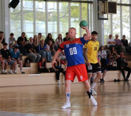 💙❤️Time to say „Good Bye“…💙❤️
Marcel Michna nimmt Abschied vom Handballsport. Seine Laufbahn begann beim SV Blau-Rot Coswig. Bereits in der Jugend führte ihn sein Weg zum SV Grün-Weiß Wittenberg/ Piesteritz um die Möglichkeit zu haben, höherklassig Handball zu spielen, ein nachvollziehbarer Schritt auf Grund seines Talents zur damaligen Zeit. Von Wittenberg führte ihn sein Weg zum TuS 1947 Radis, wo er viele Jahre fester Bestandteil der Regionalliogamannschaft war, ein Höhepunkt sicher der Gewinn des HVSA- Pokals 2019. Nach seinem Abschied in Radis fand er wieder den Weg nach Coswig, damit schließt sich wieder der Kreis. Er verhalf dem Team mit seiner Erfahrung und Routine zum Aufstieg in die Verbandsliga.
Heute sagen wir dir, lieber „Igor“, vielen Dank für deinen Input, für deine Leistungsbereitschaft und für deinen Einsatz. Ohne dein Mitwirken wäre wir heute nicht wo wir sind. Wir wünschen dir und deiner Familie alles erdenklich Gute und freuen uns, dich weiterhin im „Sporthallentempel“ zu sehen.