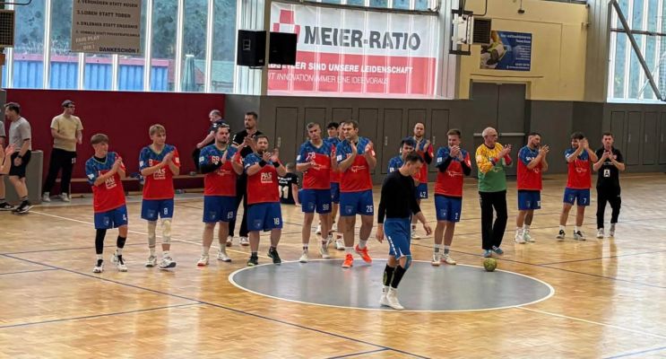 💙❤️ Deutlicher Heimsieg für unsere Zweite! ❤️💙

Unsere zweite Männermannschaft hat am Tag der Deutschen Einheit in der Bezirksoberliga Staffel 1 ein überzeugendes Heimspiel abgeliefert. Gegen die HSG Wolfen 2000 II setzte sich das Team am Ende verdient mit 39:28 (17:14) durch und sicherte sich vor heimischer Kulisse die nächsten zwei Punkte.

Die ersten Minuten der Partie verliefen noch ausgeglichen. Nachdem wir unsere Abwehr besser eingestellt hatten, fanden wir immer besser ins Spiel und gingen in der 10. Minute beim 6:5 erstmals in Führung. Aus einer beweglichen und aggressiven Defensive provozierten wir zahlreiche Fehler der Wolfener, die wir mit einer starken ersten und zweiten Welle konsequent in Tore ummünzten. Im Positionsangriff, angeführt von Colin Richter, wurden die Spielzüge geduldig ausgespielt und konsequent abgeschlossen.

Zum Ende der ersten Halbzeit schlichen sich jedoch einige Unkonzentriertheiten in der Abwehr ein, sodass Wolfen den Rückstand bis zur Pause auf 17:14 verkürzen konnte. In der Kabine war die Ansage deshalb eindeutig: „Tempo hoch halten und in der Abwehr den Fokus nicht verlieren.“

Nach dem Seitenwechsel setzte unsere Mannschaft diese Vorgaben konsequent um. Mit der Einwechslung von Simon Seydler bekam unser Angriff noch einmal zusätzliche Dynamik. Der Spielmacher unserer A-Jugend erhöhte das Tempo spürbar, brachte mit seiner Beweglichkeit die Wolfener Abwehr immer wieder in Schwierigkeiten und setzte seine Mitspieler gekonnt in Szene. Ein 8:2-Lauf ließ anschließend keine Zweifel mehr am Ausgang der Partie aufkommen. Über 27:18 und 34:22 wuchs der Vorsprung kontinuierlich an, ehe nach 60 Minuten ein souveräner 39:28-Heimsieg feststand.

Nach fünf Spielen und drei Siegen wird immer deutlicher, dass der Umbruch der Mannschaft weiter voranschreitet. Nach schwierigen Jahren ist aus unserer Zweeten wieder eine geschlossene Mannschaft mit großem Potenzial entstanden. Die Neuzugänge Colin Richter und Max Schenke, die vor der Saison aus unserer ersten Mannschaft zur Zweiten gestoßen sind, übernehmen zunehmend Verantwortung und sorgen für Stabilität. Gleichzeitig bringen die Spieler aus unserer A-Jugend jede Menge Dynamik und frischen Wind in die Mannschaft.

Mit der zweiten Mannschaft der SG Kühnau wartet in der kommenden Woche bereits die nächste schwere Aufgabe. Die 30:26-Niederlage aus dem letzten Aufeinandertreffen ist noch gut in Erinnerung. Doch wir gehen mit breiter Brust in dieses Spiel. Das Selbstvertrauen ist da und wir werden alles investieren, um die Punkte in Coswig zu behalten.

Denn eines hat die Vergangenheit oft genug gezeigt: In unserer Halle ist alles möglich.

Ein herzliches Dankeschön gilt allen Zuschauern, die unsere Mannschaft während der gesamten Partie lautstark unterstützt haben.

Endstand:
💙 SV Blau-Rot Coswig II – HSG Wolfen 2000 II 39:28 (17:14) ❤️