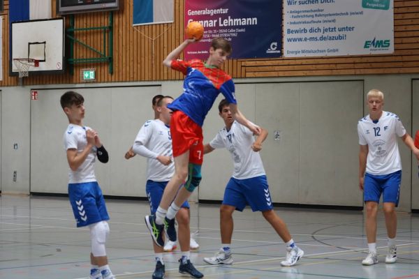 💙❤️💚🤍
Turniersieg in der 2. Qualifikationsrunde! 🏆💪

Unsere MJB sichert sich ungeschlagen den Turniersieg in der zweiten Qualifikationsrunde!

Damit ist es offiziell: In der Saison 2026/27 spielt unsere MJB in der Oberliga! 🔥

Ohne eine Niederlage haben die Jungs heute eindrucksvoll gezeigt, dass sich die harte Arbeit im Training ausgezahlt hat und die neue Spielgemeinschaft bereits gut zusammengefunden hat.
Ihr könnt stolz auf euch sein!

Trotz der Hitze habt ihr alles auf der Platte gelassen und bis zum Schluss gekämpft. 👏

Ein großes Dankeschön auch an alle mitgereisten Fans für die großartige Unterstützung.

Jetzt gibt es Bilder von Marie 💙❤️💚🤍