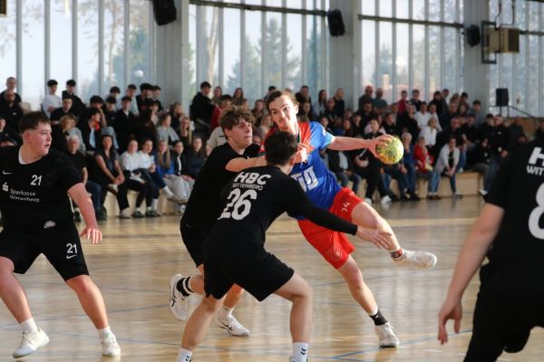 💙❤️ UNENTSCHIEDEN (28:28) im Derby und was für eins! 🔥 Unsere MJA und die Gäste vom HBC Wittenberg liefern sich einen echten Fight auf Augenhöhe. 
Keiner wollte nachgeben, jeder Ball wurde umkämpft am Ende teilen sich beide Teams verdient die Punkte.
Das war pure Spannung bis zur letzten Sekunde, eine richtig heiße Kiste mit ordentlich Adrenalin auf und neben dem Feld. Genau solche Spiele liebt man! 💪
 
Fotos von Marie 💙❤️