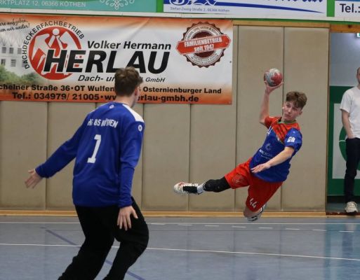 💙❤️ Unsere MJB verliert das Auswärtsspiel (33:36) gegen den HG 85 Köthen 
Schade Jungs!
Aber genau hier zeigt sich, wer ihr seit. Hinfallen? Gehört dazu. Liegen bleiben? Niemals. 
Jungs, hakt das Spiel ab, nehmt die Wut mit ins Training und kommt stärker zurück. Jeder Zweikampf, jeder Ball, jede Minute ab jetzt wird wieder alles rausgehauen! 💪🏻 
Nächstes Wochenende ist eure Antwort. 
Und die wird laut. 😉🔥
Fotos von Marie 💙❤️