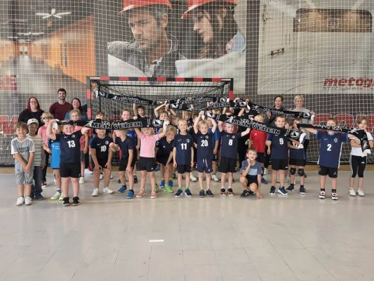 💙❤️Gemeinsam trainieren, gemeinsam Spaß haben! 🤾♂️🤾♀️
Gestern stand für unsere Minis vom SV Blau-Rot Coswig ein ganz besonderes Training auf dem Programm! Gemeinsam mit den Nachwuchshandballern des VfB Zahna 1921 e.V. wurde fleißig trainiert, gespielt und natürlich jede Menge gelacht. 💪😊
Im Mittelpunkt standen dabei nicht nur der Handball und die Freude an der Bewegung, sondern vor allem das gemeinsame Miteinander. Neue Freundschaften knüpfen, voneinander lernen und zusammen als Team Spaß haben – genau das macht unseren Handballsport aus! 💙❤️
🌭 Nach dem Training wurde gemeinsam gegrillt! In gemütlicher Runde konnten sich alle stärken und den schönen Tag gemeinsam ausklingen lassen.
Ein riesengroßes Dankeschön geht an die Eltern aus Zahna und Coswig, die uns mit vielen leckeren Köstlichkeiten verwöhnt haben. Vielen herzlichen Dank für eure Mühe! 🥰👏
Natürlich bedanken wir uns auch beim VfB Zahna 1921 e.V. für das gelungene gemeinsame Training. Wir freuen uns schon auf die nächste gemeinsame Einheit und viele weitere sportliche Begegnungen! 🤝
Denn Handball verbindet – auch über Vereinsgrenzen hinweg! 🤾♂️💙❤️
#SVBlauRotCoswig #VfBZahna1921 #HandballVerbindet #Minis #Nachwuchshandball #GemeinsamStark #HandballLiebe #Teamgeist