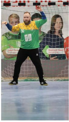 💙❤️Wir sagen „Good Bye“ …💙❤️
Ronny Graß hängt seine Handballschuhe an den Nagel. Ronny ist seit Kindheitstagen ein Blau-Roter durch und durch. Er ist, seit er denken kann, beim BRC aktiv, durchlief alle Nachwuchsmannschaften. Er spielte unter seinen Trainern Norbert Brett und Fred Giese in den höchsten Spielklassen Sachsen-Anhalts im Nachwuchsbereich. Im Männerbereich wurde er zunächst eine feste Größe und ein großer Rückhalt in der Anhaltliga und später auch, mit dem Aufstieg in die Verbandsliga. Auch heute steht er noch fest an der Seite des Teams und wenn er gebraucht wird, ist er da.
Heute sagen wir dir, lieber „Grassi“, danke für alles, was du dem Verein gegeben hast, für alles, was du hinten angestellt hast. Du wirst uns immer in Erinnerung bleiben als der, der du warst, stets authentisch, lustig, ehrlich und frei gerade heraus und vor allem ein Typ, der nie das Lachen verlernt hat. Wir sagen „Danke“ und alles erdenklich Gute für die kommende Zeit.