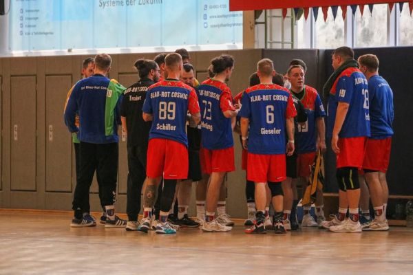 🔵🔴Historischer erster Punkt in der Oberliga! 🔵🔴
Am Samstagabend empfingen wir den USV Halle II in der heimischen Stadtsporthalle. Nach einer starken ersten Halbzeit gingen wir mit einer 15:11-Führung in die Kabine.
Nach dem Seitenwechsel kam Halle besser ins Spiel und drehte die Partie zwischenzeitlich. Unsere Mannschaft ließ sich davon jedoch nicht abschütteln, kämpfte sich zurück und sorgte für eine spannende Schlussphase. Am Ende stand ein 29:29 auf der Anzeigetafel.
Ein stark aufgelegter Philipp Dosdall gab uns dabei immer wieder wichtigen Rückhalt. Joel Giese setzte im Angriff wichtige Akzente. Besonders erfreulich war außerdem der erste offizielle Auftritt unseres neuen Kreisläufers Sandro Gieseler, der sich direkt gut ins Team einfügte.
Damit feiern wir den ersten Punkt unserer Vereinsgeschichte in der Oberliga. Ein besonderer Moment und ein Punkt, auf dem wir aufbauen können! 🔵🔴
Aufstellung:
Gieseler 3, Koppe 4, Tiedtke 1, Seydler 6, Giese 6, Steindorf, Barth, Brennecke 4, Ciciewski, Metting, Schiller 5, Wernicke, Dosdall, Wolter. Trainerteam: Schiller/Schenke/Pachaly