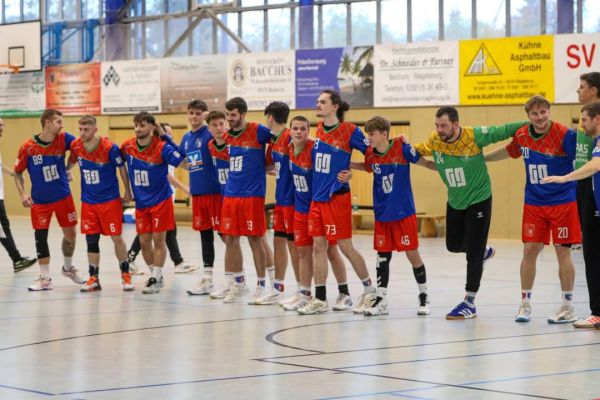 Spielbericht Oberliga Männer
💙❤️Blau-Rot bietet ungeschlagenem Spitzenreiter lange Paroli💙❤️
Am vergangenen Samstag gastierte der SV Blau-Rot Coswig beim bislang ungeschlagenen Spitzenreiter SV Eiche 05 Biederitz. Trotz einer engagierten Leistung musste sich der BRC am Ende mit 26:34 (15:18) geschlagen geben.
Die Gastgeber erwischten den besseren Start und gingen früh mit 5:1 in Führung. Doch Coswig fand zunehmend besser in die Partie und kämpfte sich Stück für Stück zurück. Mit einer konzentrierten und kämpferischen Leistung gelang in der 24. Minute der verdiente 14:14-Ausgleich. Bis zur 27. Minute blieb die Partie völlig offen, als der BRC erneut zum 15:15 ausglich. Erst eine hektische Schlussphase mit unkonzentrierten Abschlüssen und technischen Fehlern ermöglichte es Biederitz, sich bis zur Halbzeit auf 18:15 abzusetzen.
Auch nach dem Seitenwechsel blieb Coswig zunächst auf Augenhöhe. Joel Giese erzielte den ersten Treffer der zweiten Halbzeit zum 18:16. Bis zur 42. Minute hielt der BRC den Anschluss und verkürzte zwischenzeitlich auf 20:22. Anschließend nutzte der Tabellenführer seine Chancen konsequenter und baute die Führung bis zur 45. Minute auf sechs Tore aus.
Coswig ließ sich jedoch nicht abschütteln und verkürzte noch einmal auf 22:26. In der Schlussphase setzte das Trainerteam vermehrt auf die mitgereisten Spieler aus der A-Jugend und der zweiten Männermannschaft. Diese fügten sich gut ins Spiel ein, zeigten einige sehenswerte Aktionen und überzeugten mit schnellem, engagiertem Handball. So konnte der Rückstand bis zur 55. Minute bei fünf Toren gehalten werden. Erst in den letzten Minuten setzte sich die Erfahrung und Qualität des Spitzenreiters durch, der die Partie letztlich mit 34:26 für sich entschied.
Trotz der Niederlage zeigte der BRC über weite Strecken eine ordentliche Leistung und bewies, dass man auch einer erfahrenen Spitzenmannschaft der Oberliga Paroli bieten kann.
Endstand: SV Eiche 05 Biederitz – SV Blau-Rot Coswig 34:26 (18:15)
Torschützen BRC:
Lukas Seydler 9/2, Joel Giese 7, Luca Schiller 3, Sandro Gieseler 2, Fritz Nissen 2, Max Ciciewski 1, Nils Metting 1, Colin Richter 1/1.
Beste Werfer Biederitz:
Sean Burgold 7, Bennet Daßler 6/3.
Ein besonderer Dank gilt den zahlreich mitgereisten Coswiger Fans für ihre lautstarke Unterstützung sowie den Spielern der A-Jugend und der zweiten Männermannschaft, die das Team tatkräftig unterstützt haben.
Am kommenden Samstag, den 31.10.2026, steht für den BRC das dritte Heimspiel und erste Derby der Saison an. Um 18:00 Uhr empfängt Coswig die Heidesieben aus Radis. Die Mannschaft freut sich auf zahlreiche Zuschauer und eure lautstarke Unterstützung von den Rängen!