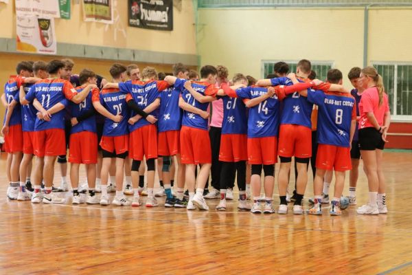 💙❤️💚🤍
Qualifikationsturnier zur Oberliga 2026/27
Für die Saison 2026/27 geht unsere MJB als Spielgemeinschaft mit den Jungs von SV Grün-Weiß Wittenberg-Piesteritz Abt. Handball an den Start. Seit einigen Wochen trainieren die Spieler bereits gemeinsam und arbeiten daran, als Team weiter zusammenzuwachsen.
Beim Qualifikationsturnier zur Oberliga belegte unsere JsPG Coswig-Wittenberg mit einer Bilanz von 1 Sieg und 3 knappen Niederlagen den 4. Platz. Auch wenn es nicht für die direkte Qualifikation gereicht hat, haben die Jungs großen Einsatz gezeigt. In der Abstimmung auf dem Spielfeld steckt noch Potenzial, an dem bis zur 2. Qualifikationsrunde intensiv gearbeitet wird.
Nun heißt es: Blick nach vorn! In der nächsten Qualifikationsrunde haben die Jungs die Chance zu zeigen, was in ihnen steckt.
Wir drücken unserer Mannschaft fest die Daumen und sind überzeugt, dass sie dort erneut alles geben wird! 💪🏻🤾🏻♂️
Herzlichen Glückwunsch an die beiden Erstplatzierten, die sich direkt für die Oberliga qualifiziert haben:
🥇 HG 85 Köthen
🥈 Barleber Handball Club e.V.
Wir wünschen beiden Mannschaften viel Erfolg für die kommende Saison! 🍀
Fotos von Marie 💙❤️💚🤍