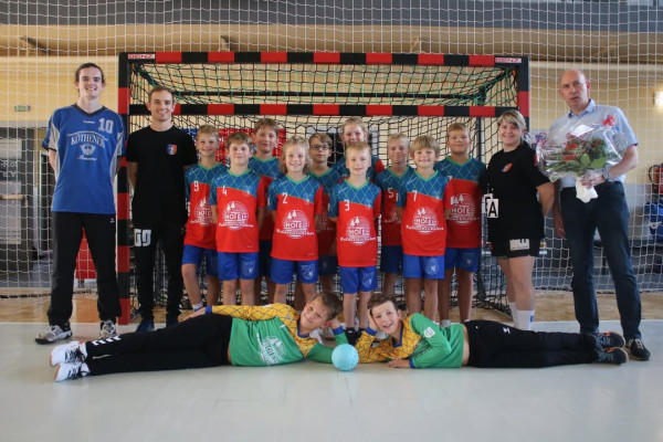 💙❤️ TRIKOT Übergabe! 😎
Wir bedanken uns herzlich beim Hotel "Waldschlößchen" Klieken Familie O. Schuhmann / A. Sternitzke für das großzügige Sponsoring der neuen Trikots für unsere E-Jugend! Dank eurer Unterstützung starten unsere Kids top ausgestattet und voller Motivation in die neue Saison! 🤗💙❤️