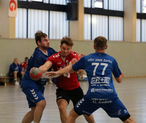 💙❤️ Unsere Männer I muss sich gestern mit 25:29 gegen den HSV 2000 Zerbst e. V. geschlagen geben.  
Schade aber der Blick geht nach vorn, denn das nächste Spiel steht schon in den Startlöchern! 💪  
Fotos von Marie 💙❤️