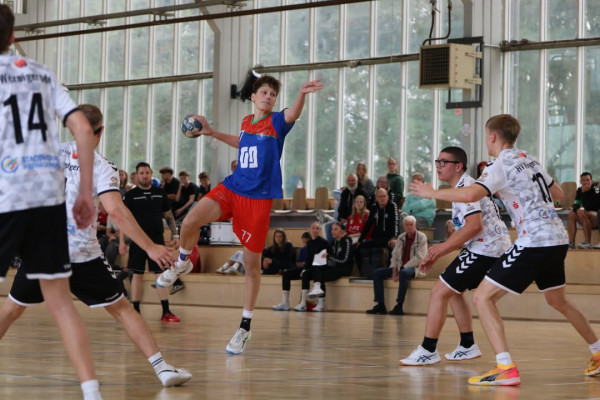 💙❤️ Unsere MJA verliert das Heimspiel 28:32 gegen den HV Wernigerode e. V. Michael Wiecker 
Schade Jungs, Kopf hoch nächstes Wochenende geht's weiter 💪🏻😎 
Fotos von Marie 💙❤️