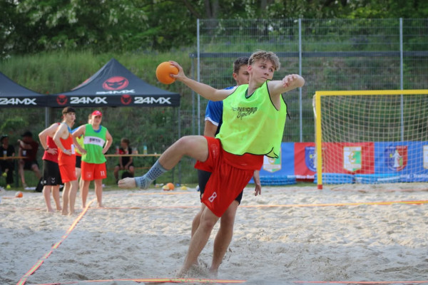 💙❤️Beachhandball in Coswig! 🥳

Wer nicht dabei war, bekommt hier einen kleinen Einblick in die spannenden Spiele.

Wir bedanken uns bei allen Teams die dabei waren Jessener SV 53 e.V. SG Kühnau BSG Aktivist Gräfenhainichen VfB Torgau e.V. BSV "Fichte" Erdeborn e.V. - Handball seit 1926 HSG Wolfen 2000 e.V. 👏🏻🤩

Ein riesiges Dankeschön an die Organisatoren, das tolle Publikum, das Versorgungsteam!

Fotos von Marie 💙❤️