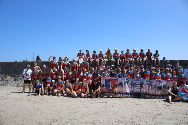 💙❤️ Was für ein Wahnsinns-Wochenende liegt
hinter uns! 🤩
Dieses Jahr reisten wir mit 8 Teams zum Beachhandball-Cup nach Warnemünde – für einige unserer Kids war es sogar schon das vierte Mal!

Es wurden spannende Spiele ausgetragen, alte und neue Gesichter getroffen und jede Menge gemeinsamer Momente erlebt.  
Solch eine Großveranstaltung ist für uns nicht alltäglich – und sie war der perfekte Abschluss für die Saison 2024/25.

Ein riesiges Dankeschön an alle Eltern, Freunde, Fans und Unterstützer, die mitgereist sind – ihr seid einfach großartig!

Ebenso geht unser Dank an die Organisatoren und Sponsoren, ohne die dieses besondere Wochenende nicht möglich gewesen wäre.

Danke Ballfreunde 🥳 💙❤️