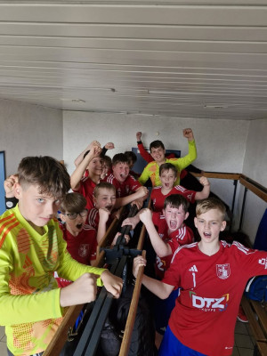 💙❤️ AUSWÄRTSSIEG! 🥳 Unsere MJD gewinnt (22:30) gegen den HSV 2000 Zerbst e. V. 
Weiter so Jungs 👏🏻😎💙❤️