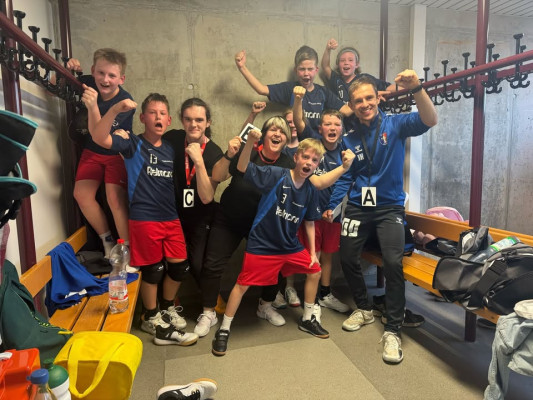 💙❤️ AUSWÄRTSSIEG! 🥳 Unsere gemischte E-Jugend gewinnt 13:41 gegen den Jessener SV 53 e.V. II Wahnsinn Kids 🤩 💙❤️