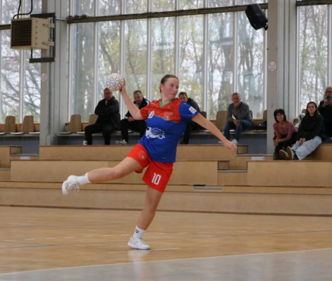 💙❤️ Unsere WJB muss sich am Wochenende leider deutlich mit 16:36 gegen den HG 85 Köthen  geschlagen geben. 
Aber: Wir ziehen den Hut vor euch, Mädels! Trotz vieler Krankheitsausfälle habt ihr euch der Herausforderung gestellt und alles gegeben. 💪🏻  
Wenn das Team wieder komplett ist, wird beim nächsten Spiel wieder richtig angepackt da sind wir uns sicher! 
Fotos von Marie 💙❤️