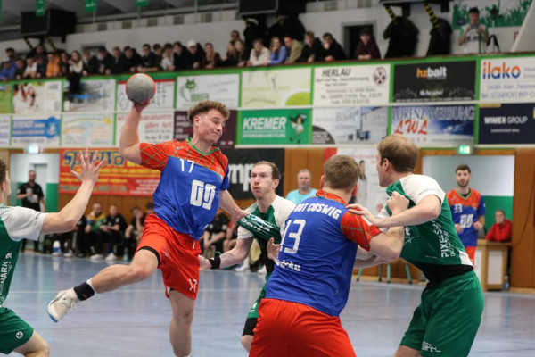 💙❤️ Unsere Männer I müssen sich im Duell mit dem HG 85 Köthen II mit 37:39 geschlagen geben.
Mund abputzen, weitermachen das Rückspiel wartet schon! 💪🏻
An dieser Stelle möchten wir noch alles Gute dem verletzten Spieler aus Köthen wünschen, auf das du bald wieder spielen kannst 🙏🏻
Fotos von Marie 💙❤️